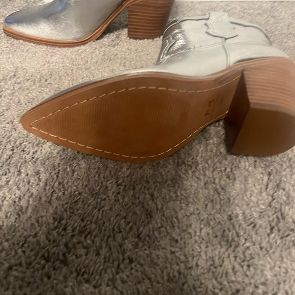 NWOT MARC FISHER BOOTIES CHROME SILVER 7.5 - Picture 3 of 5